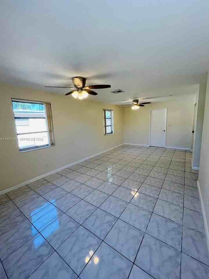 5654 Ne 5th Ave - Photo 2 of 50