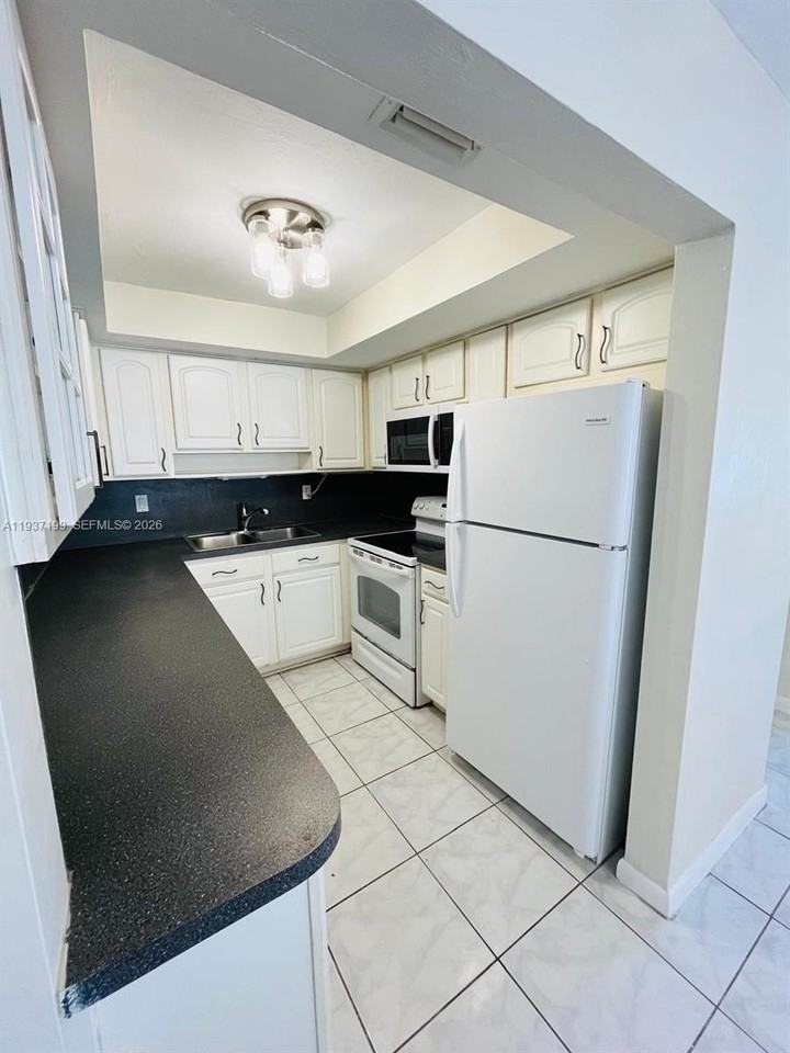 5654 Ne 5th Ave - Photo 5 of 50