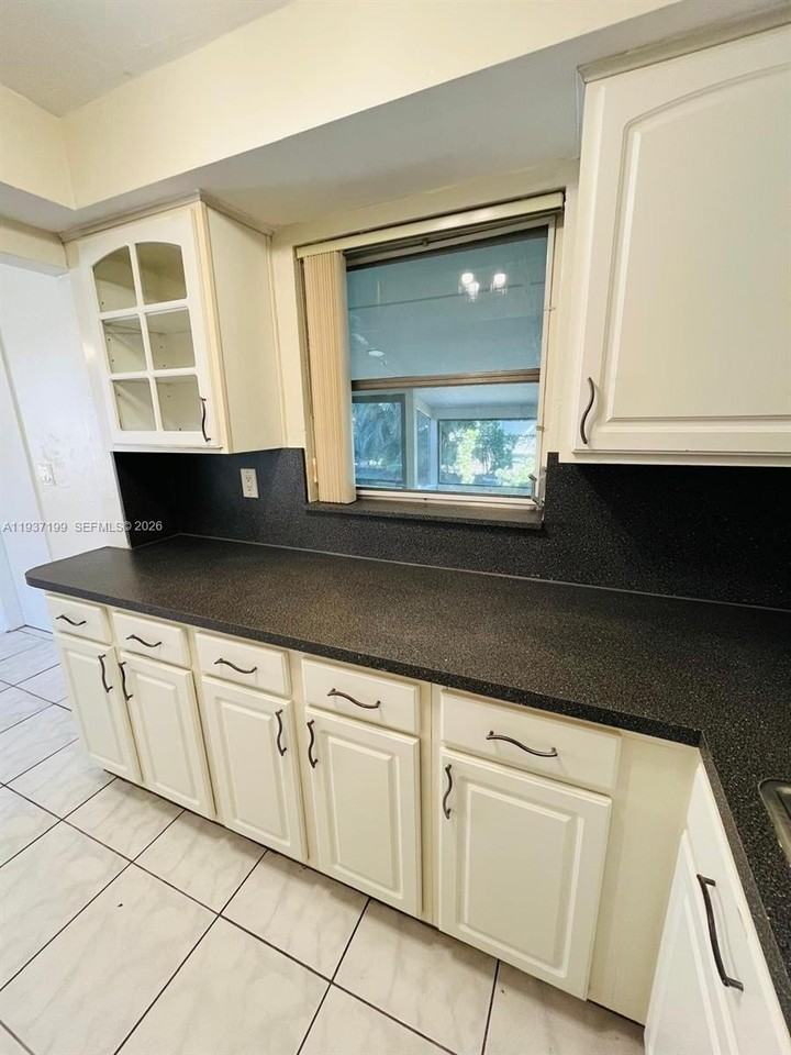 5654 Ne 5th Ave - Photo 6 of 50