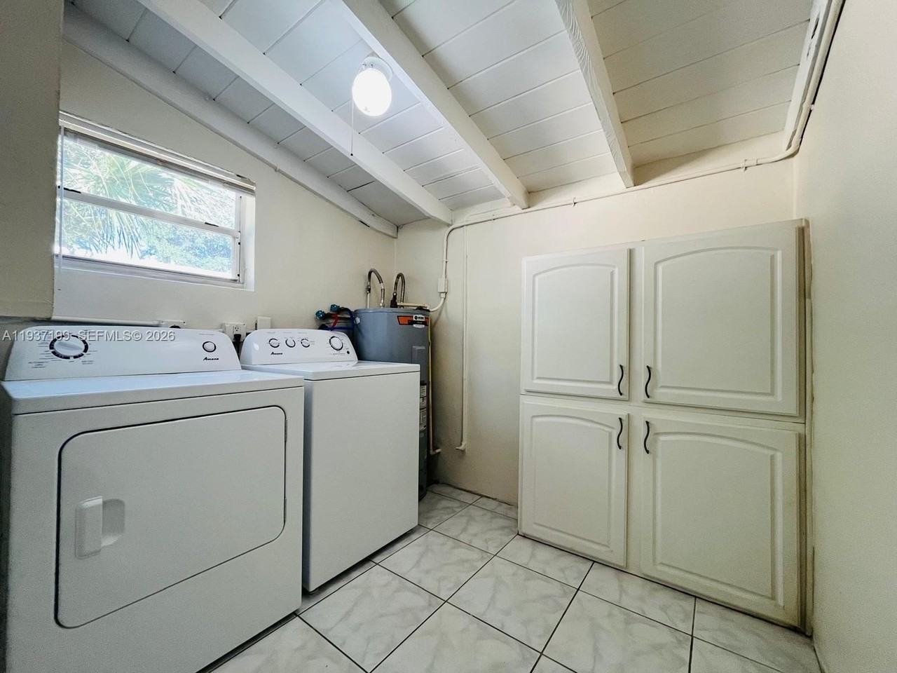 5654 Ne 5th Ave - Photo 7 of 50