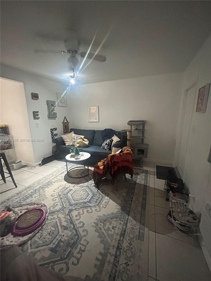 1045 N Andrews Ave #4 - Photo 2 of 11