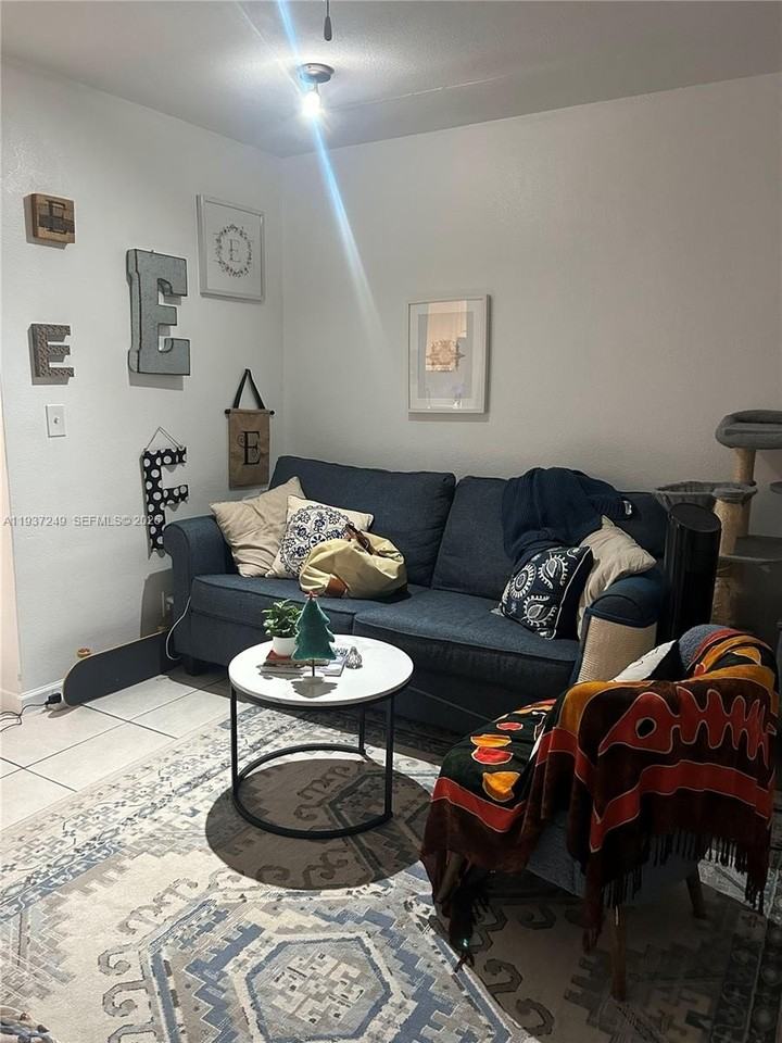 1045 N Andrews Ave #4 - Photo 3 of 11