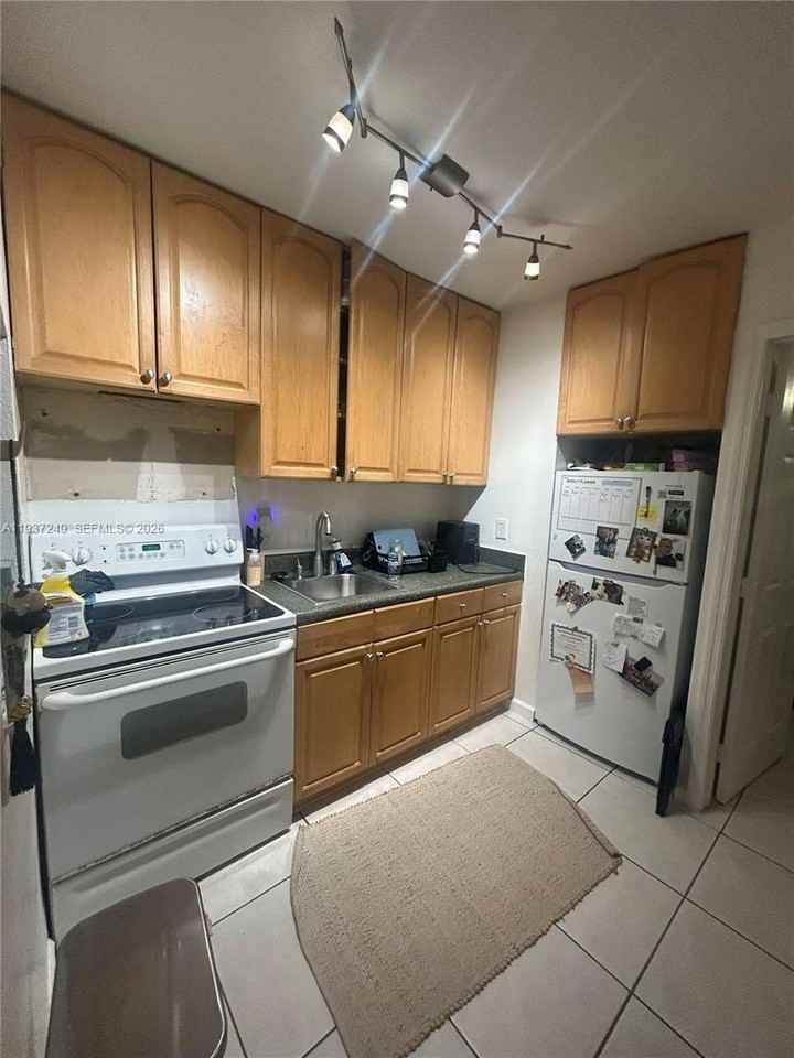 1045 N Andrews Ave #4 - Photo 5 of 11