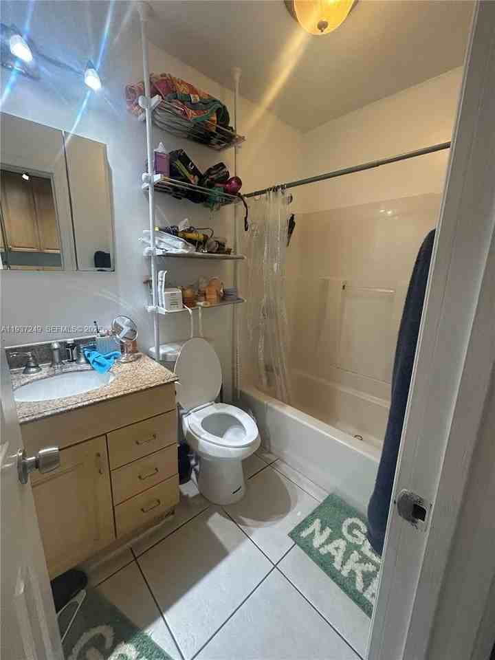 1045 N Andrews Ave #4 - Photo 7 of 11