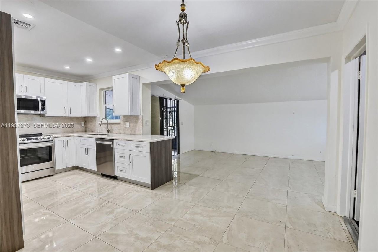 2500 Ne 209th Ter - Photo 4 of 46