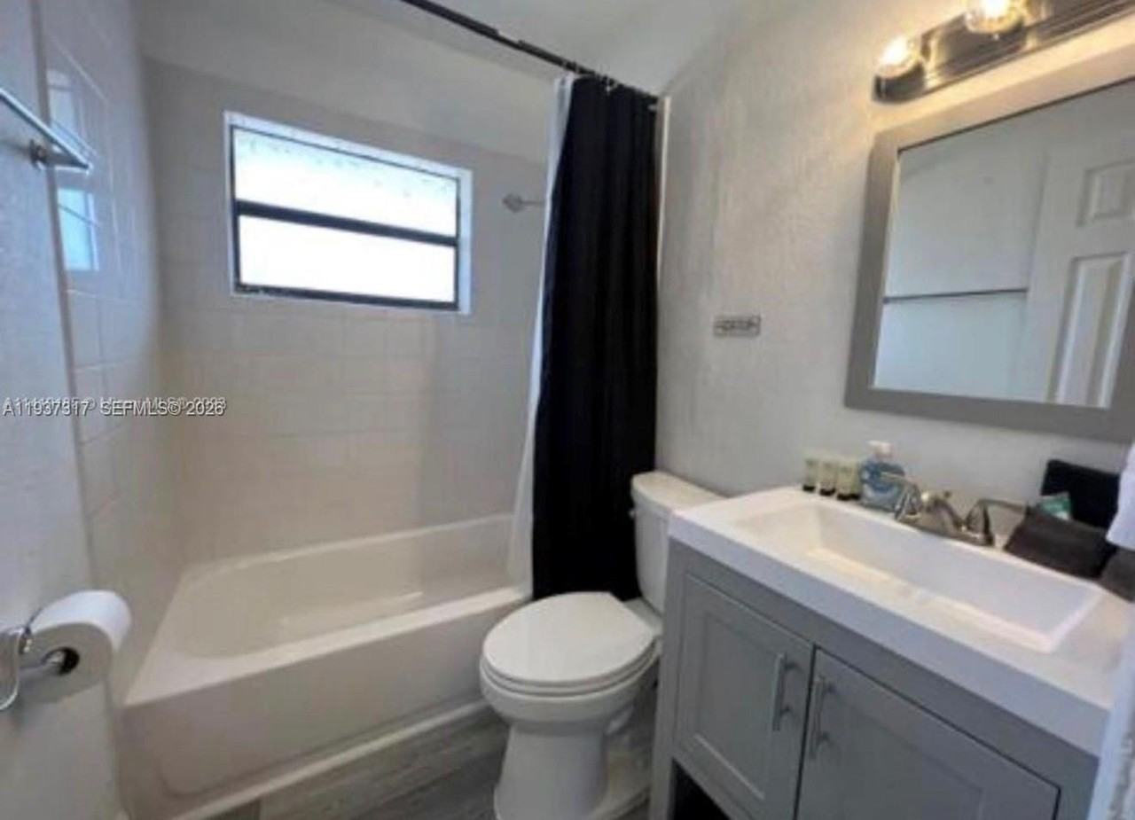 1542 Nw 35th St #2 - Photo 3 of 7