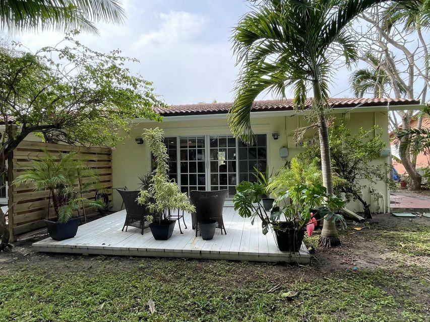 266 Northeast Wavecrest Way - Photo 3 of 7