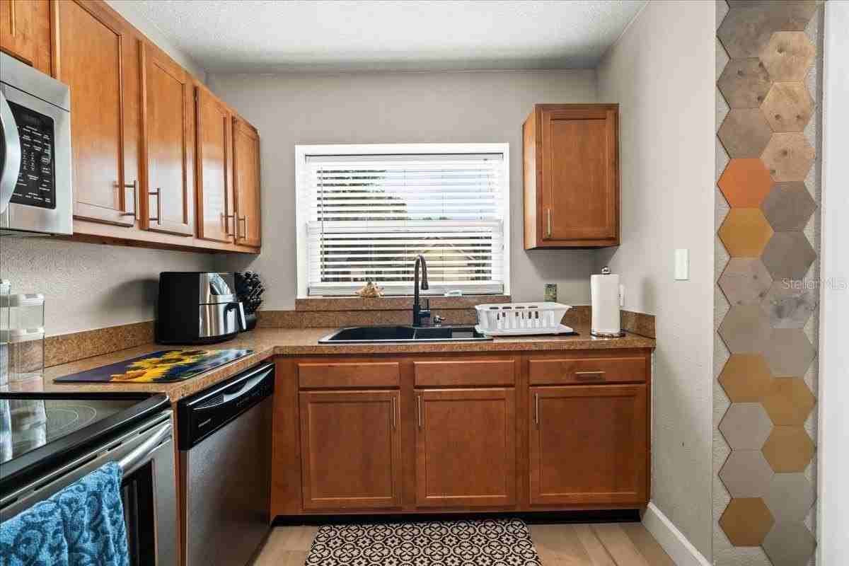 9811 Sir Frederick St - Photo 7 of 27