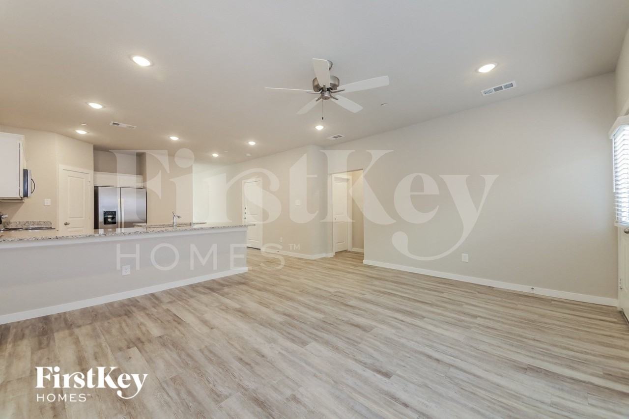 607 Sophia Way - Photo 4 of 16