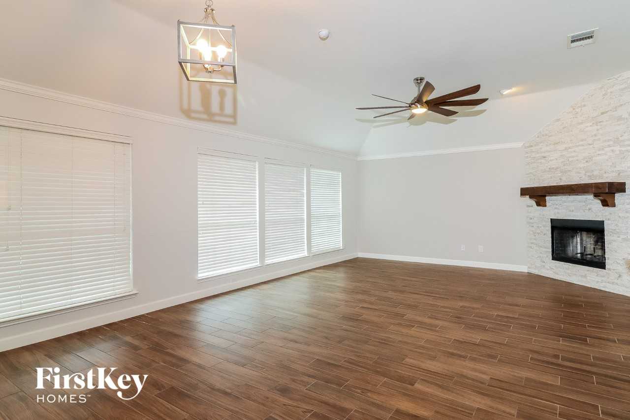 1009 Sycamore St - Photo 3 of 15