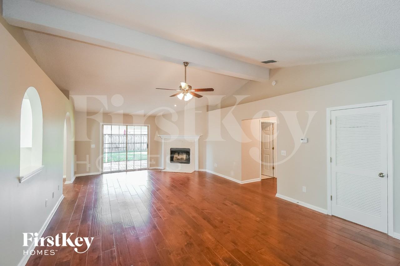 12274 Stockbridge Ct N - Photo 4 of 15