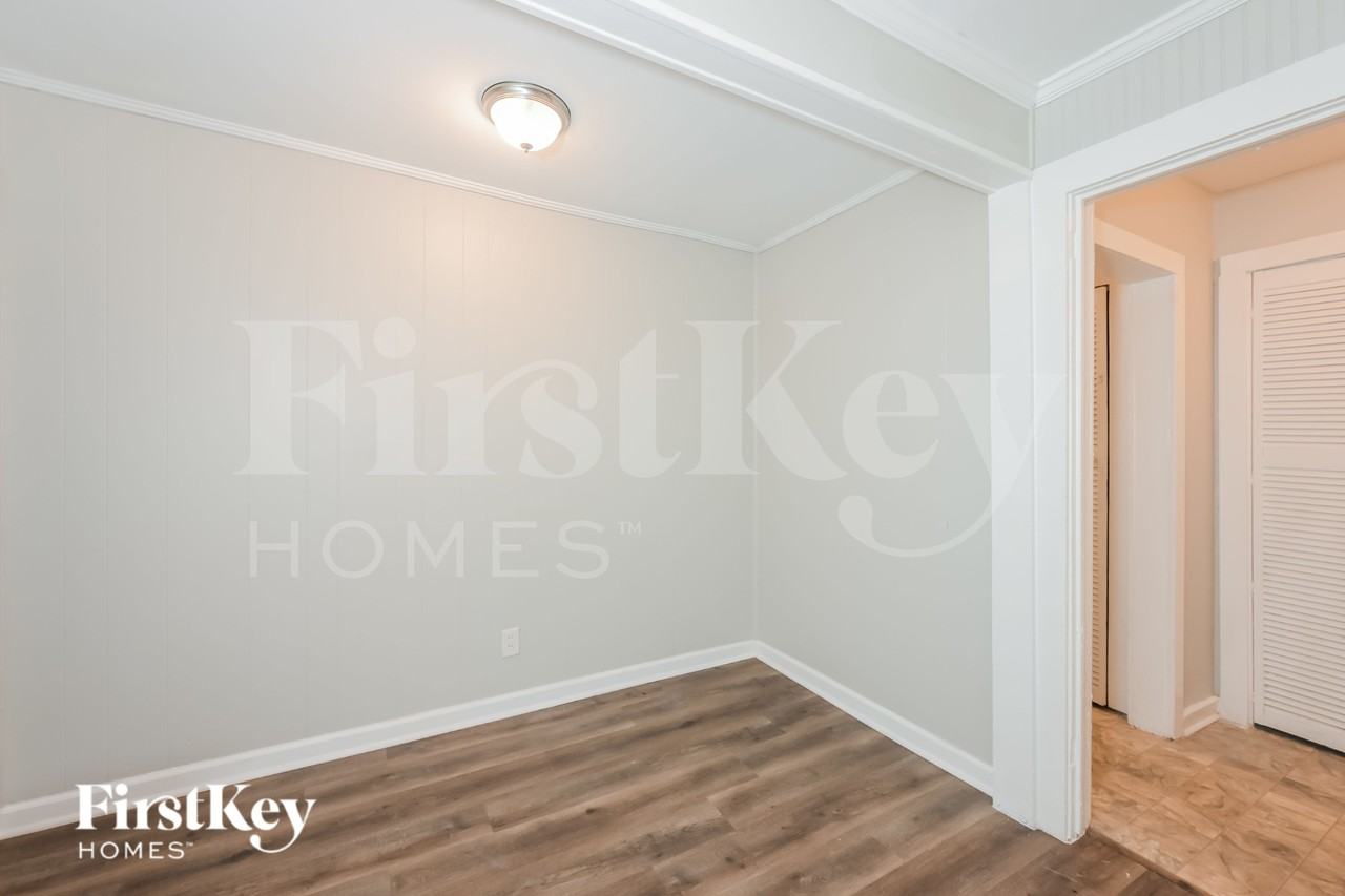 5217 Central Dr - Photo 5 of 17