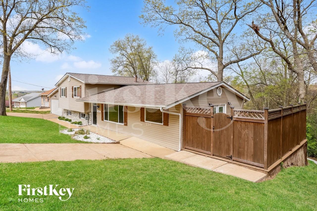 1646 Stardust Dr - Photo 2 of 15