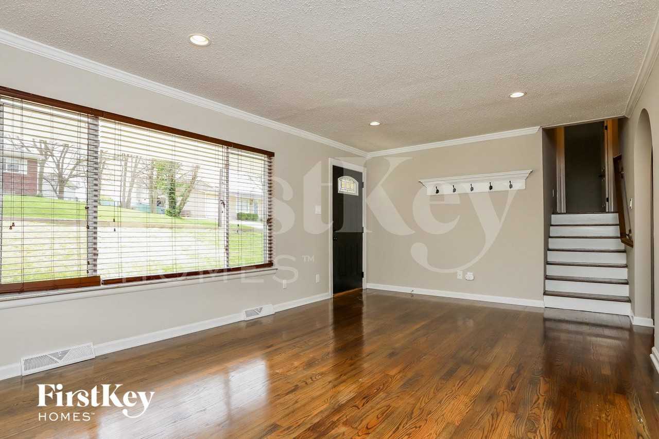 1646 Stardust Dr - Photo 3 of 15