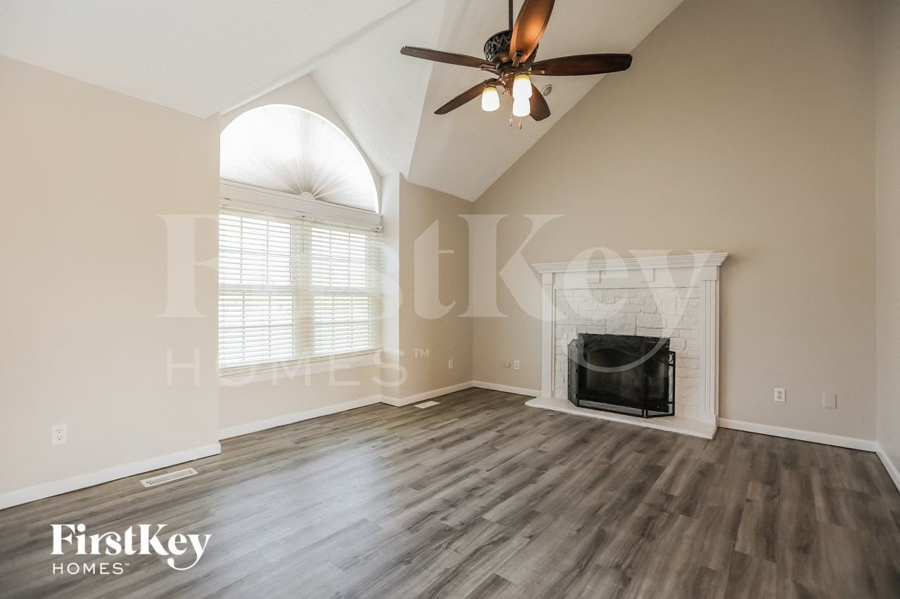 1009 Peggy Dr - Photo 3 of 15