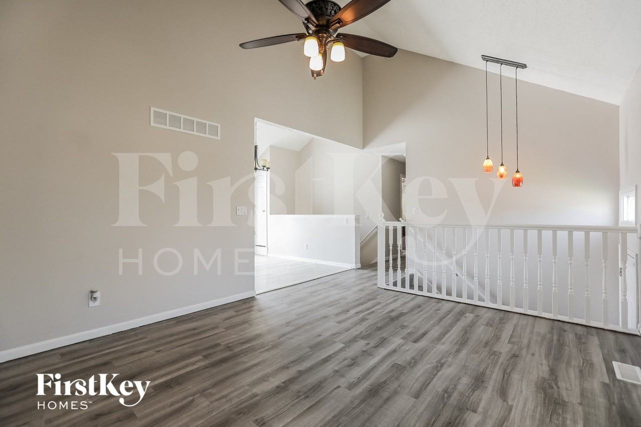 1009 Peggy Dr - Photo 4 of 15