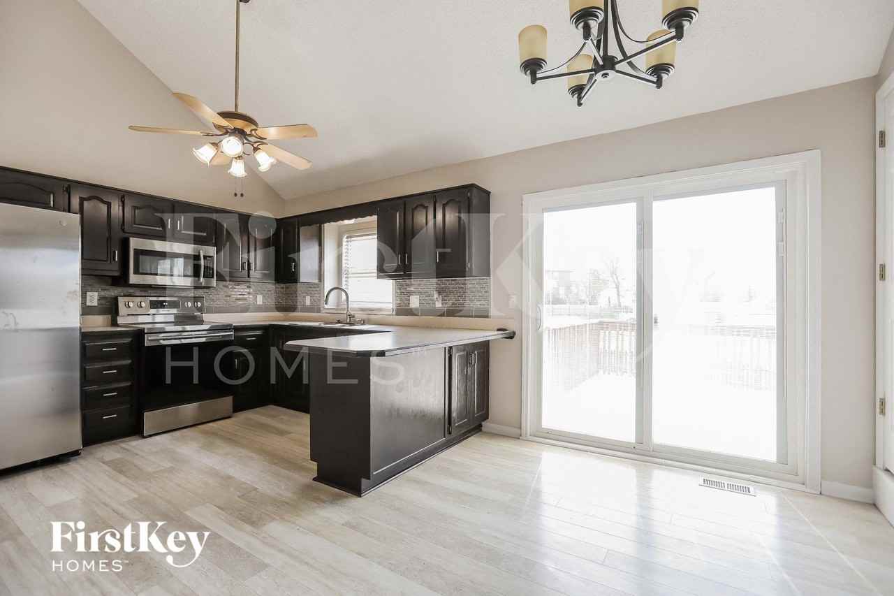 1009 Peggy Dr - Photo 5 of 15