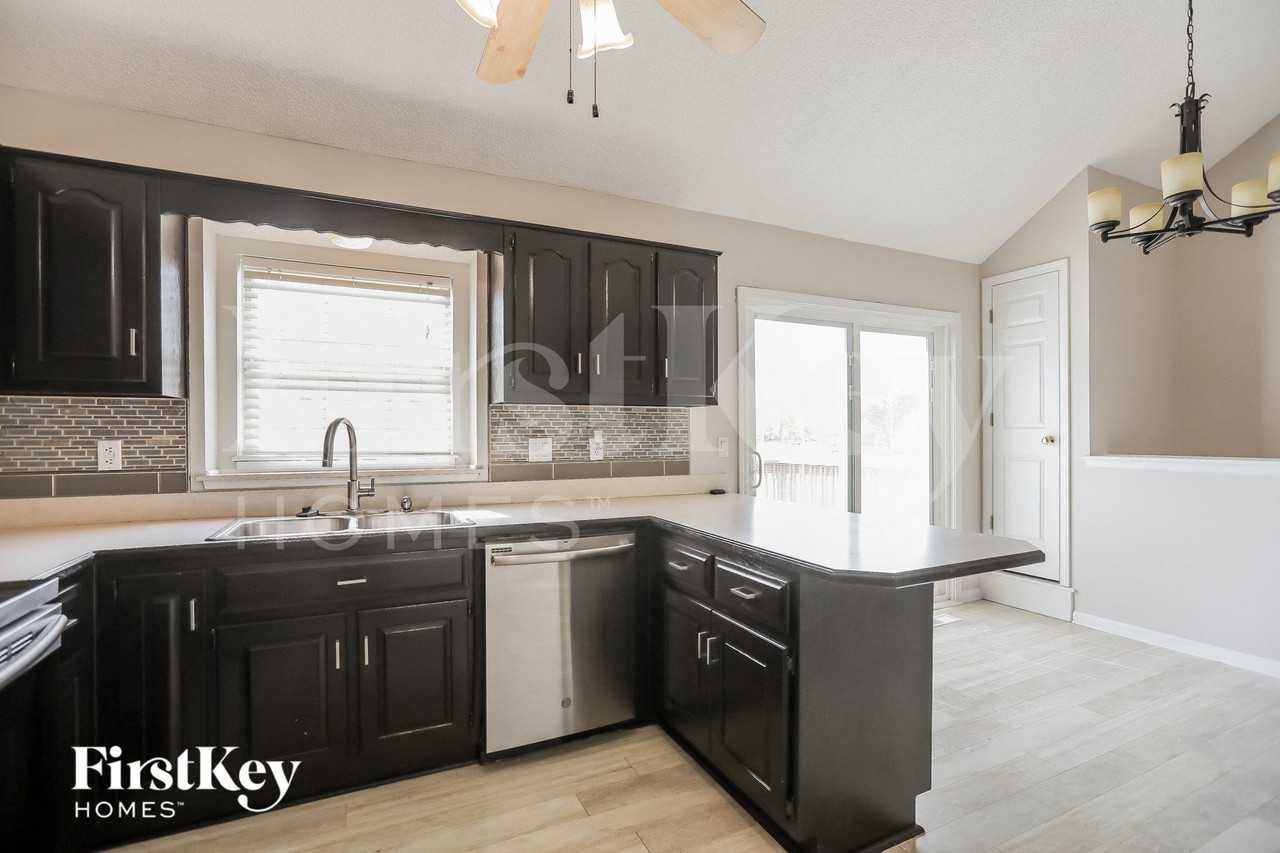 1009 Peggy Dr - Photo 6 of 15