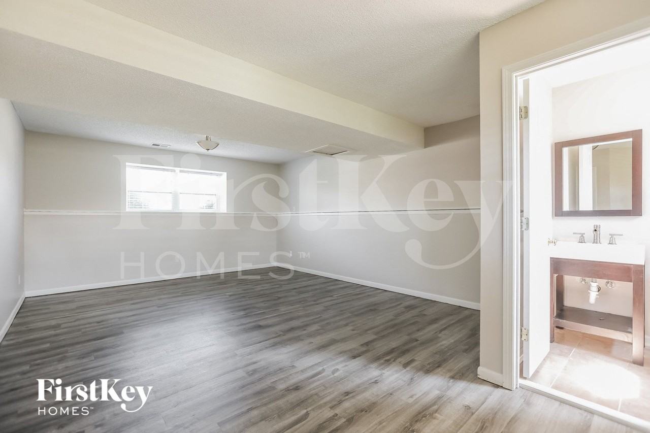 1009 Peggy Dr - Photo 7 of 15