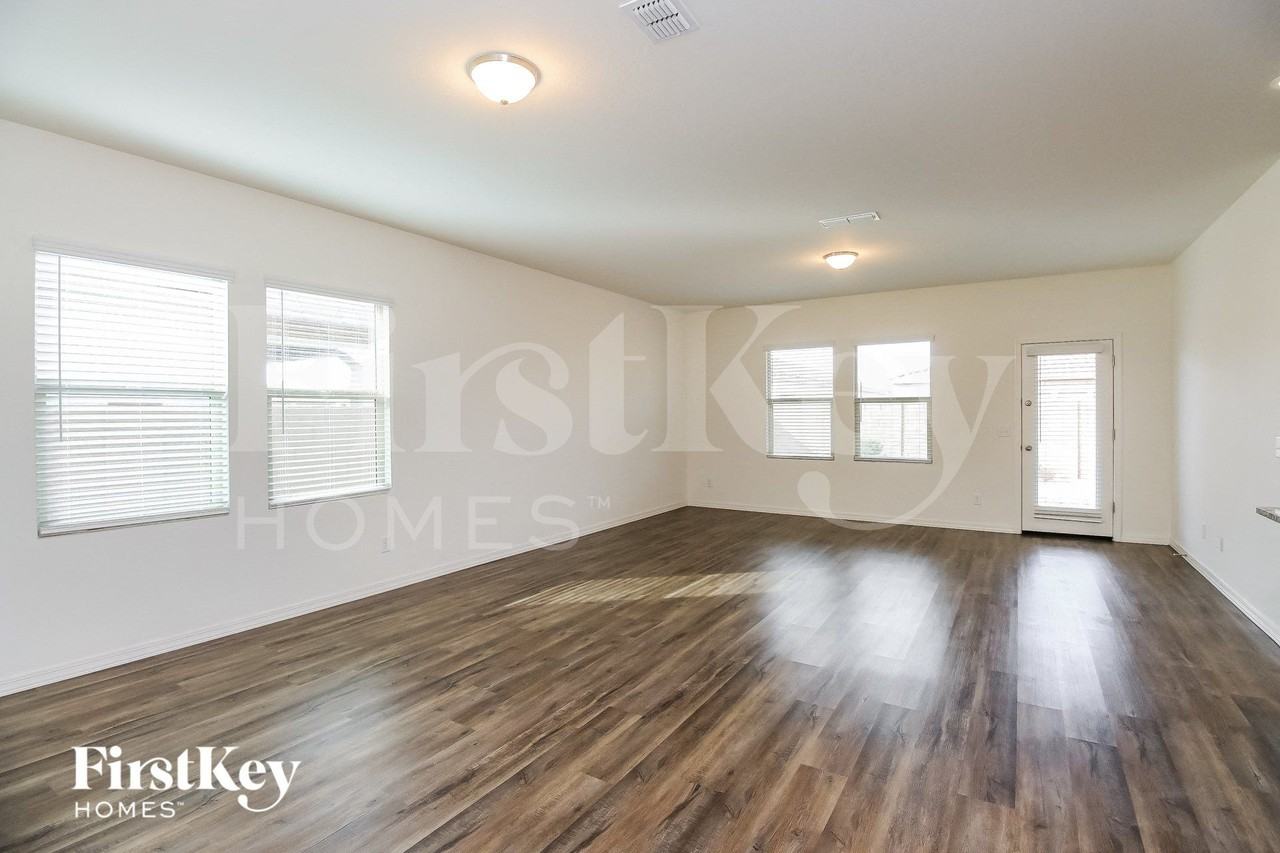 370 W Powell Dr - Photo 2 of 15