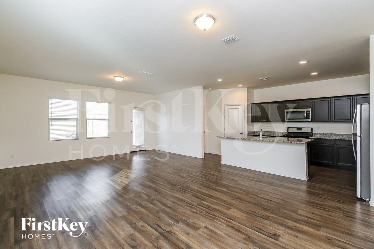 370 W Powell Dr - Photo 3 of 15