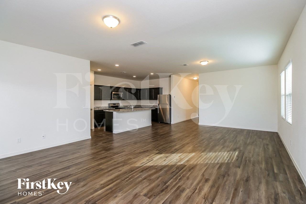 370 W Powell Dr - Photo 4 of 15