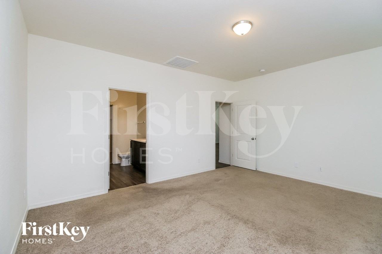 370 W Powell Dr - Photo 7 of 15