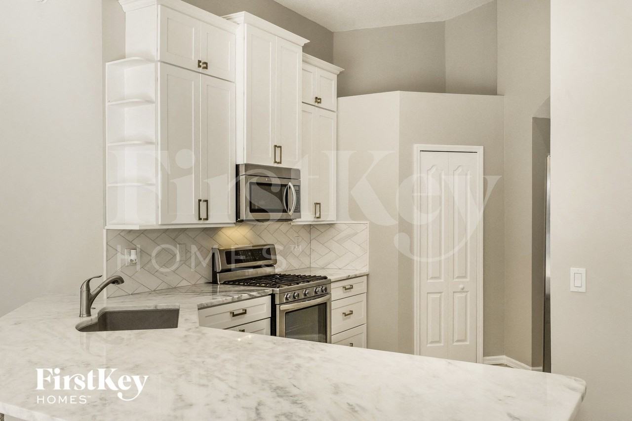 1689 Austin Ln - Photo 5 of 15