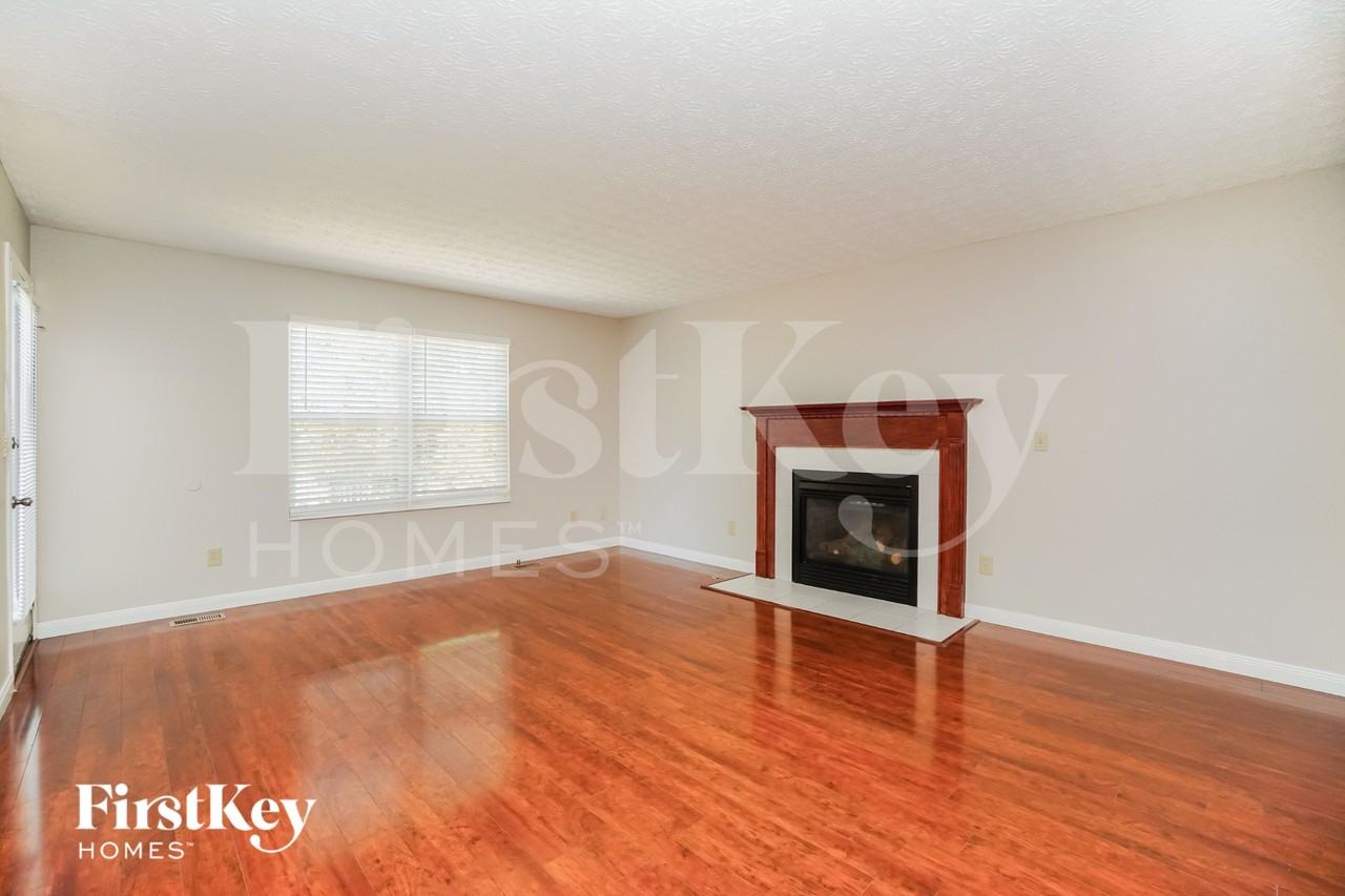 6594 Danbury Dr - Photo 4 of 15