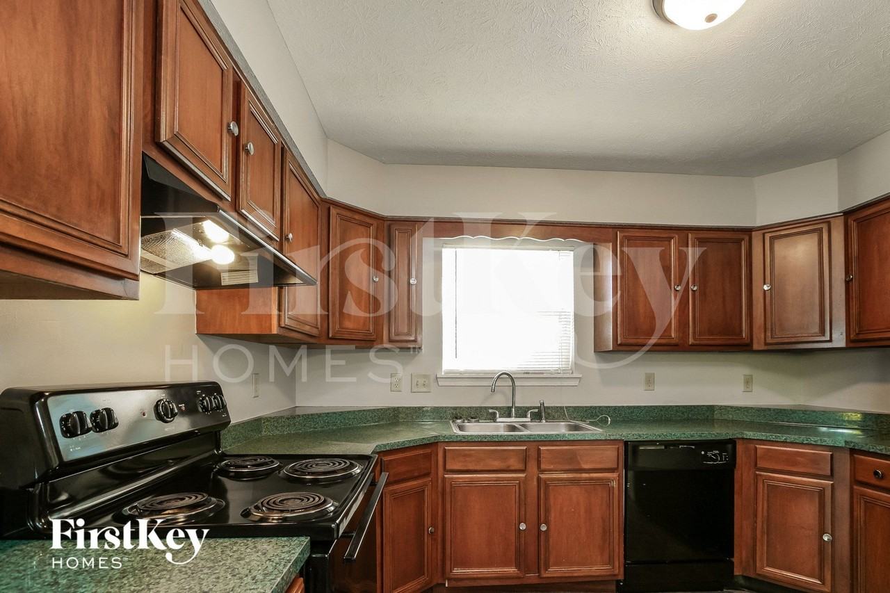 6560 Hollingsworth Dr - Photo 5 of 15