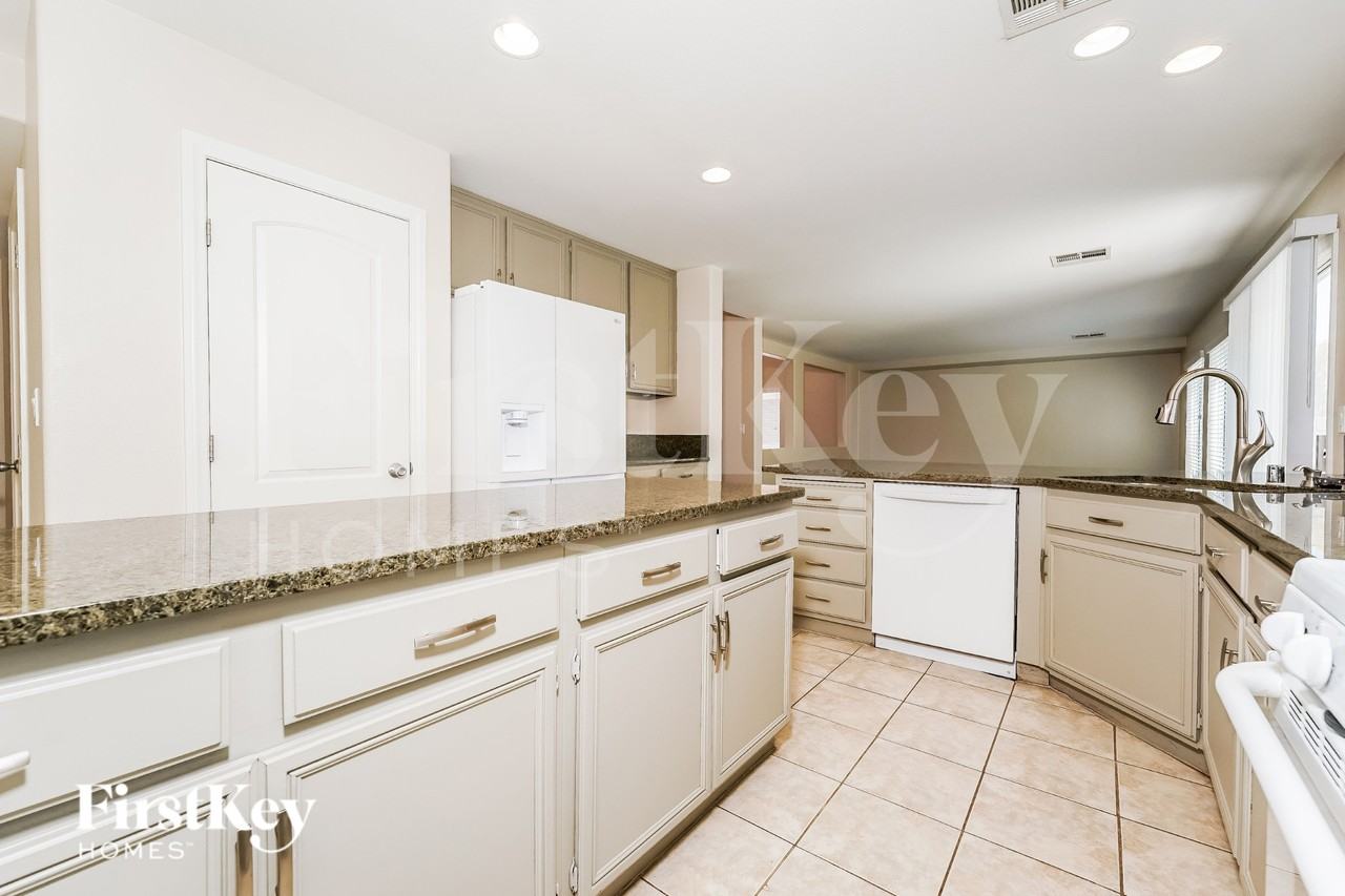 6528 Feather Peak St - Photo 7 of 16