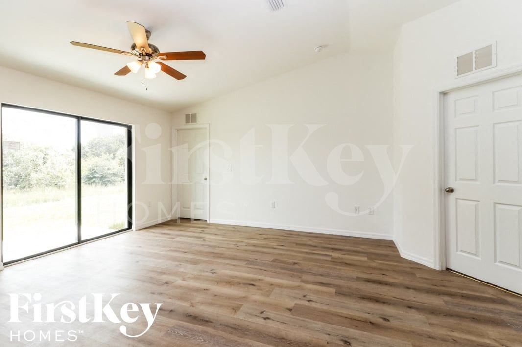 50 Queen Ct - Photo 4 of 15