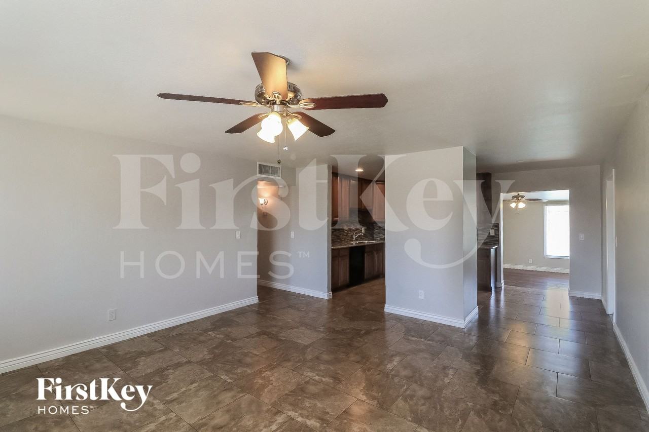 3301 W Windrose Dr - Photo 4 of 15