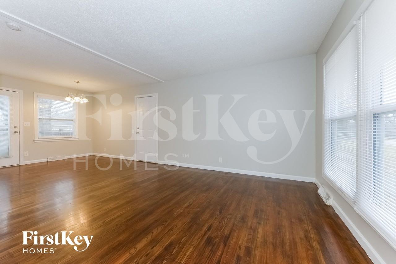 210 Berry Ave - Photo 3 of 14