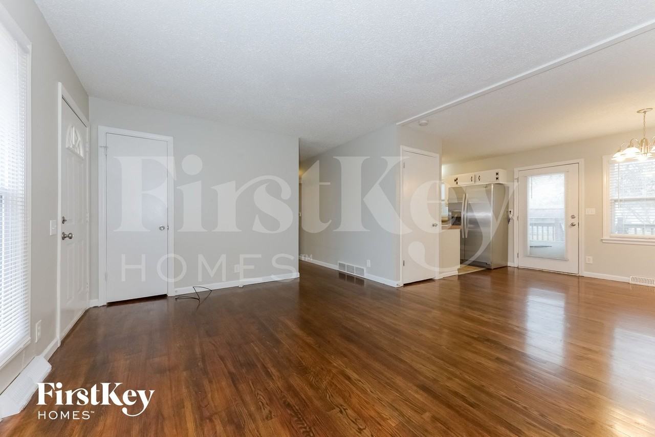 210 Berry Ave - Photo 4 of 14