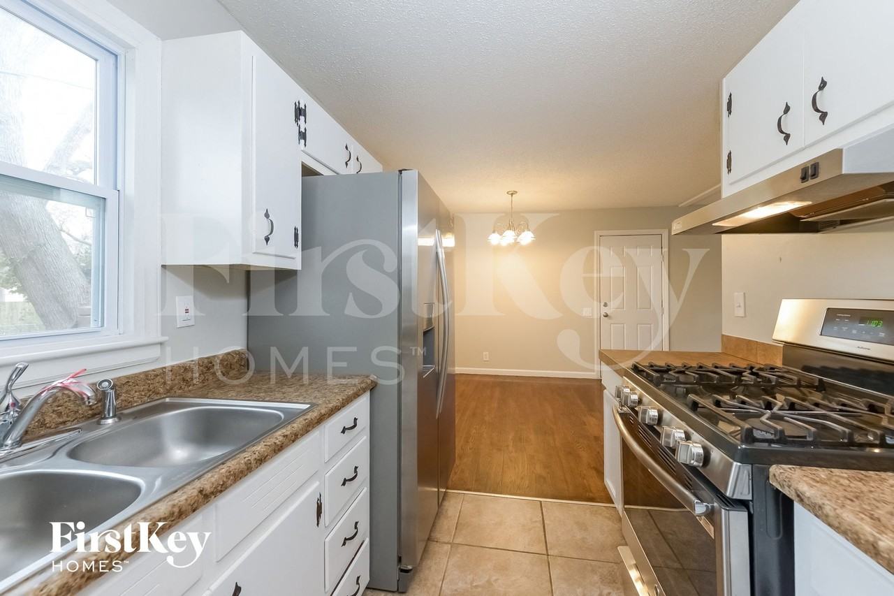 210 Berry Ave - Photo 6 of 14