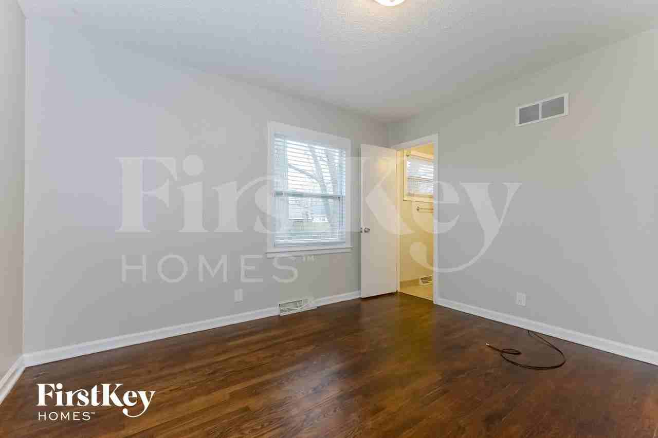 210 Berry Ave - Photo 7 of 14