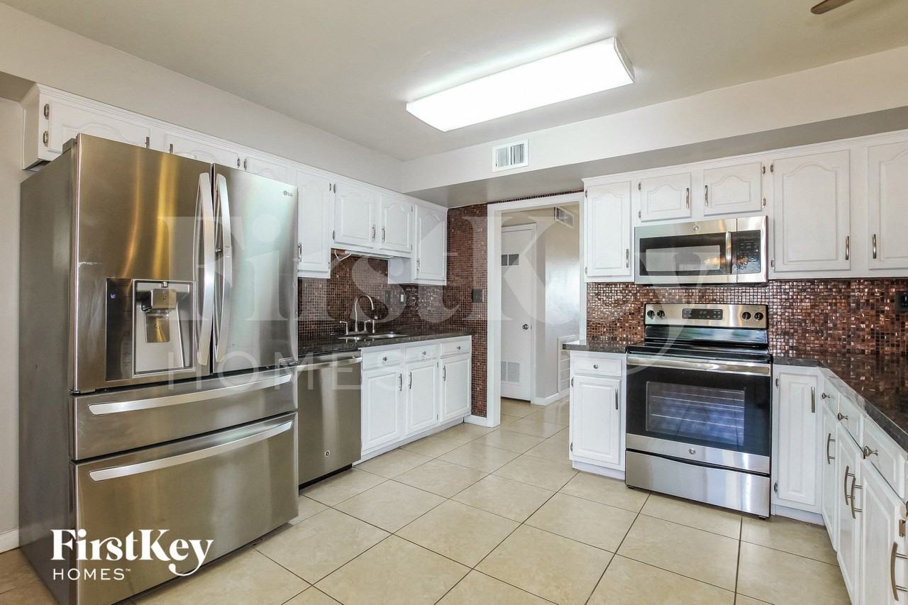 1308 E Seldon Ln - Photo 5 of 15