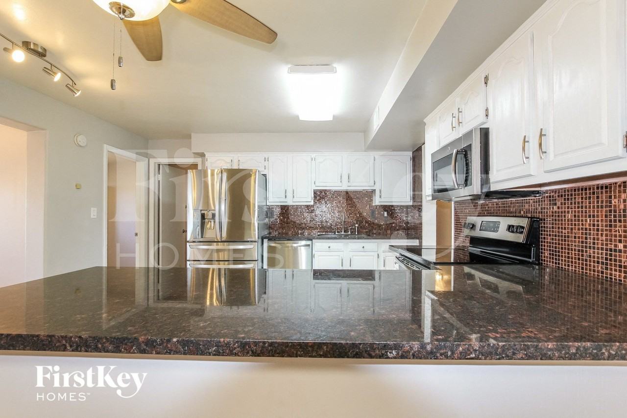 1308 E Seldon Ln - Photo 6 of 15