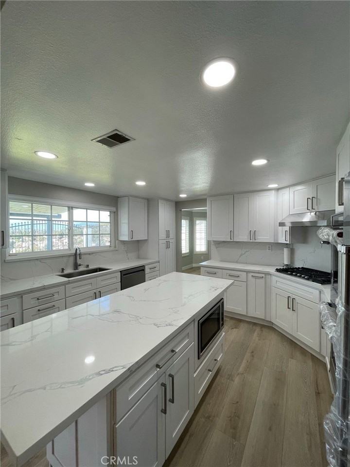 765 Featherwood Dr - Photo 5 of 32