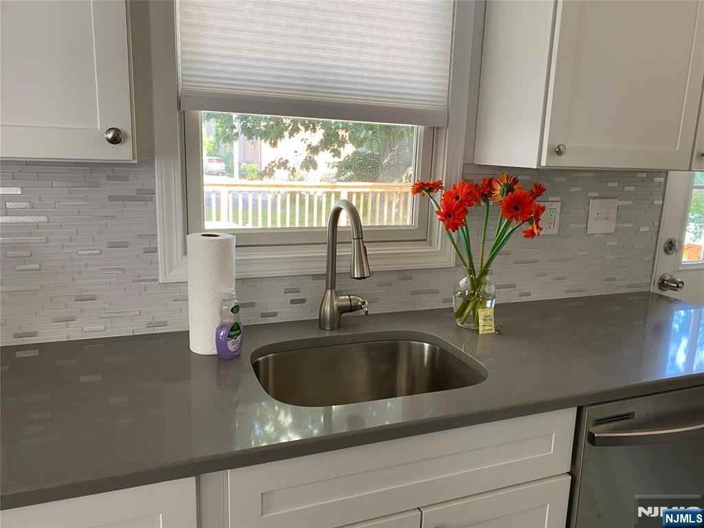 229 Livingston Ave - Photo 6 of 14