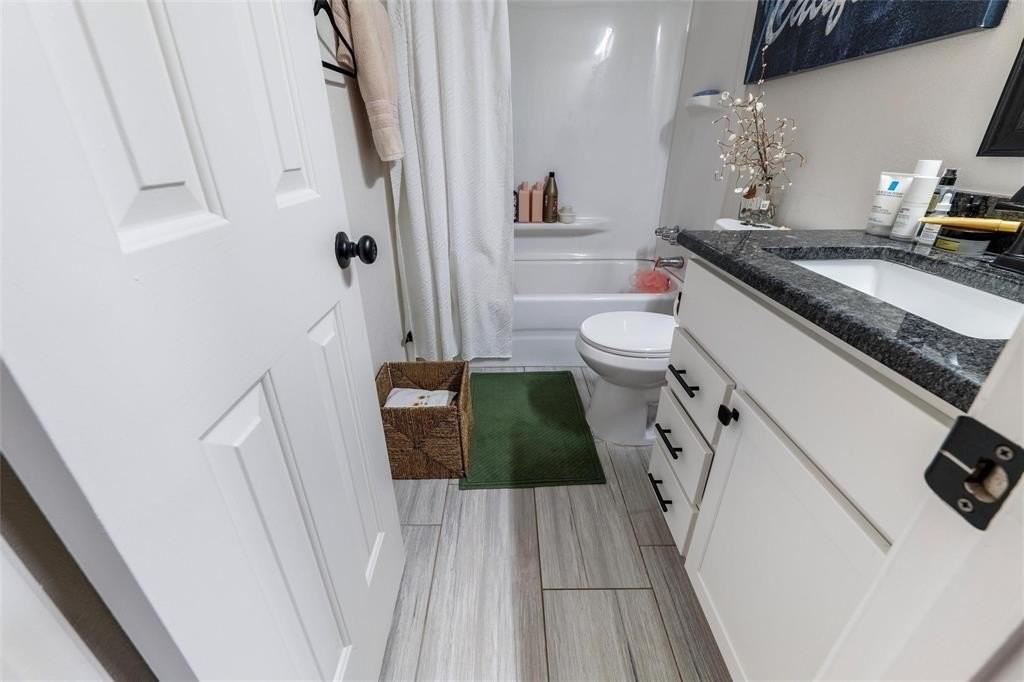 916 Clover Hill Ln - Photo 3 of 40