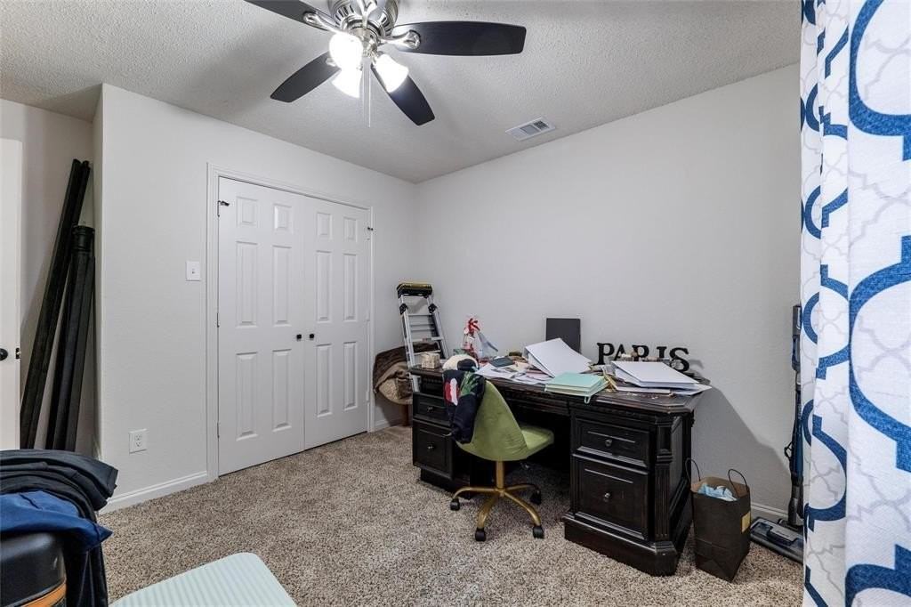 916 Clover Hill Ln - Photo 4 of 40