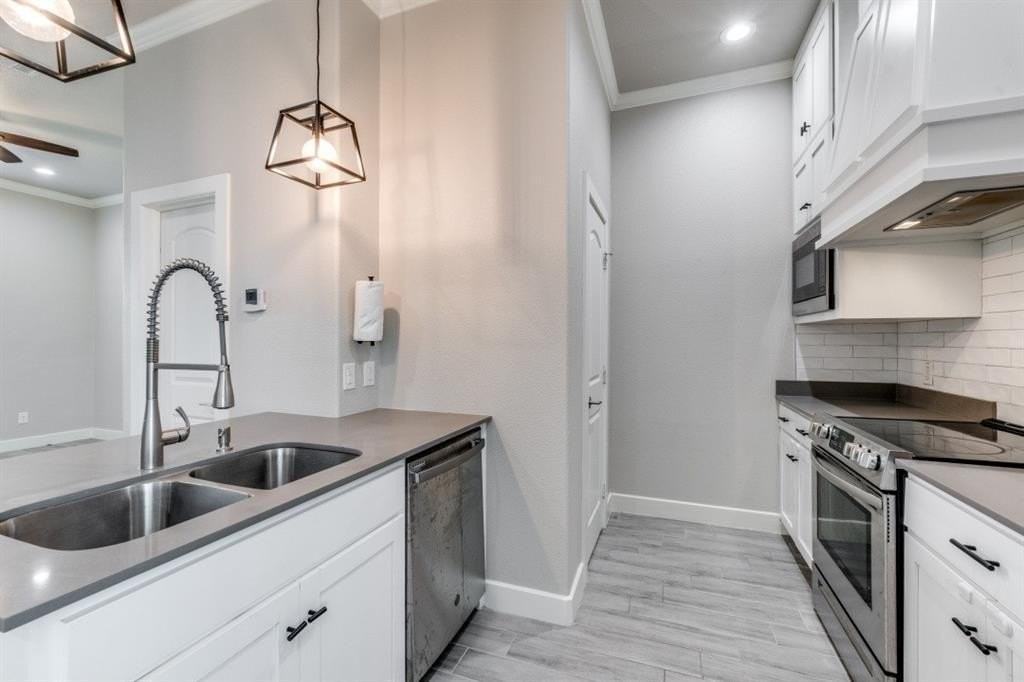 2247 Dorian Pl - Photo 4 of 12