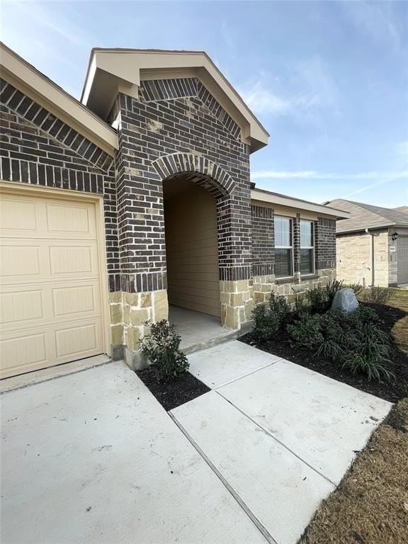 5561 Rollins Dr - Photo 2 of 13