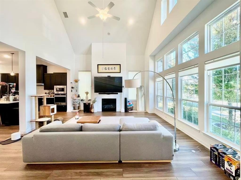 8213 Bethpage Dr - Photo 4 of 33