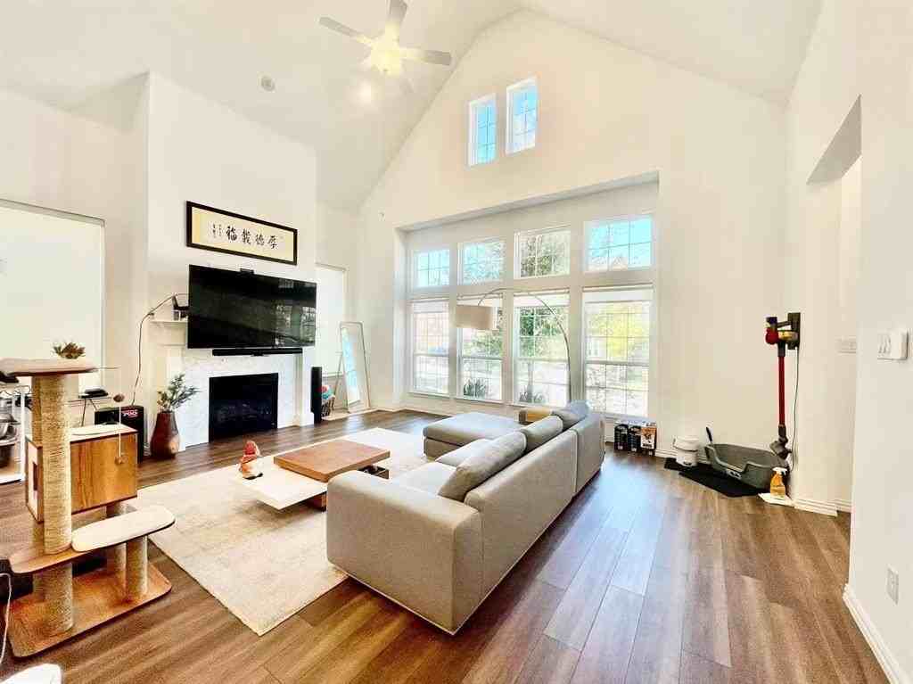 8213 Bethpage Dr - Photo 5 of 33