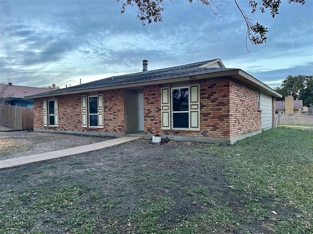 3101 Silverdale Ln - Photo 4 of 17