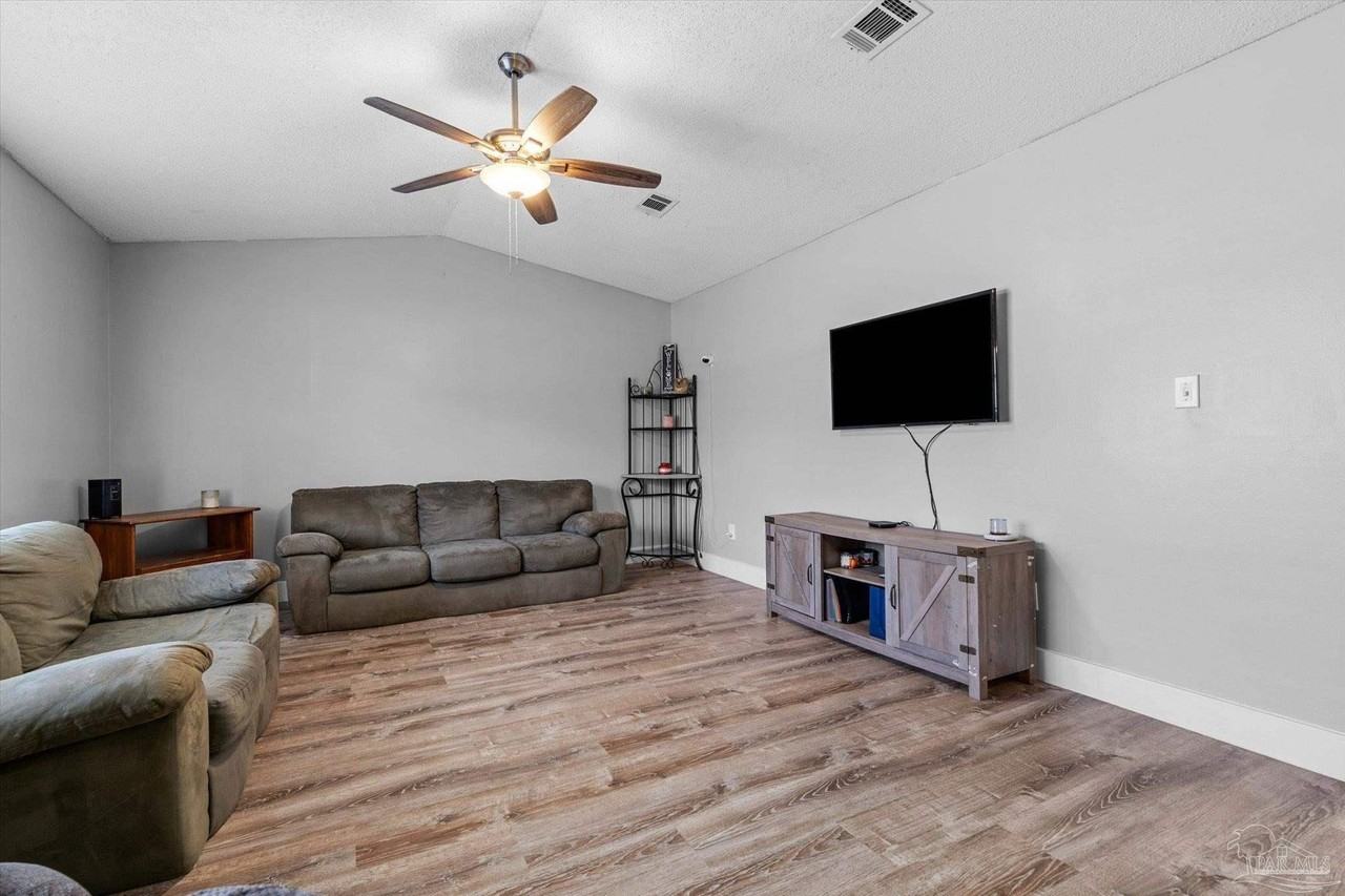 10663 Silver Creek Dr - Photo 5 of 32