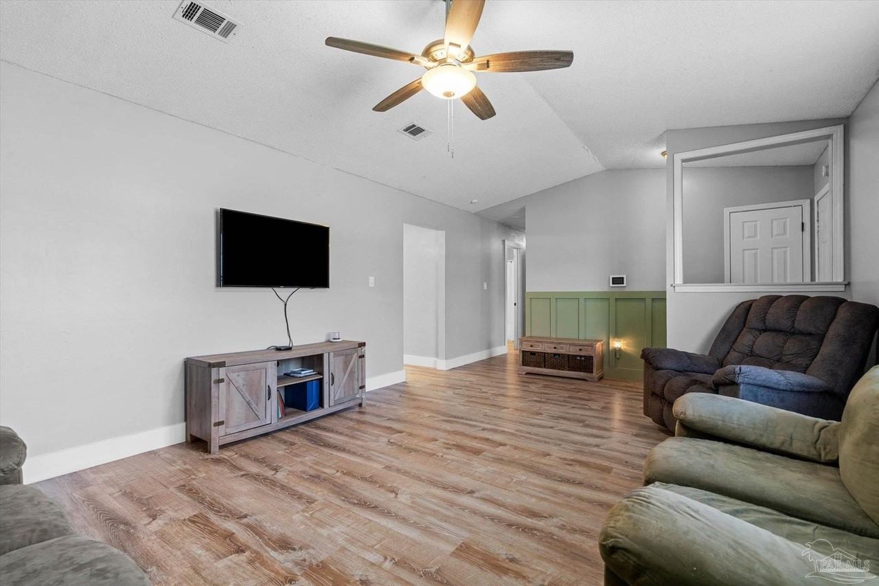 10663 Silver Creek Dr - Photo 7 of 32